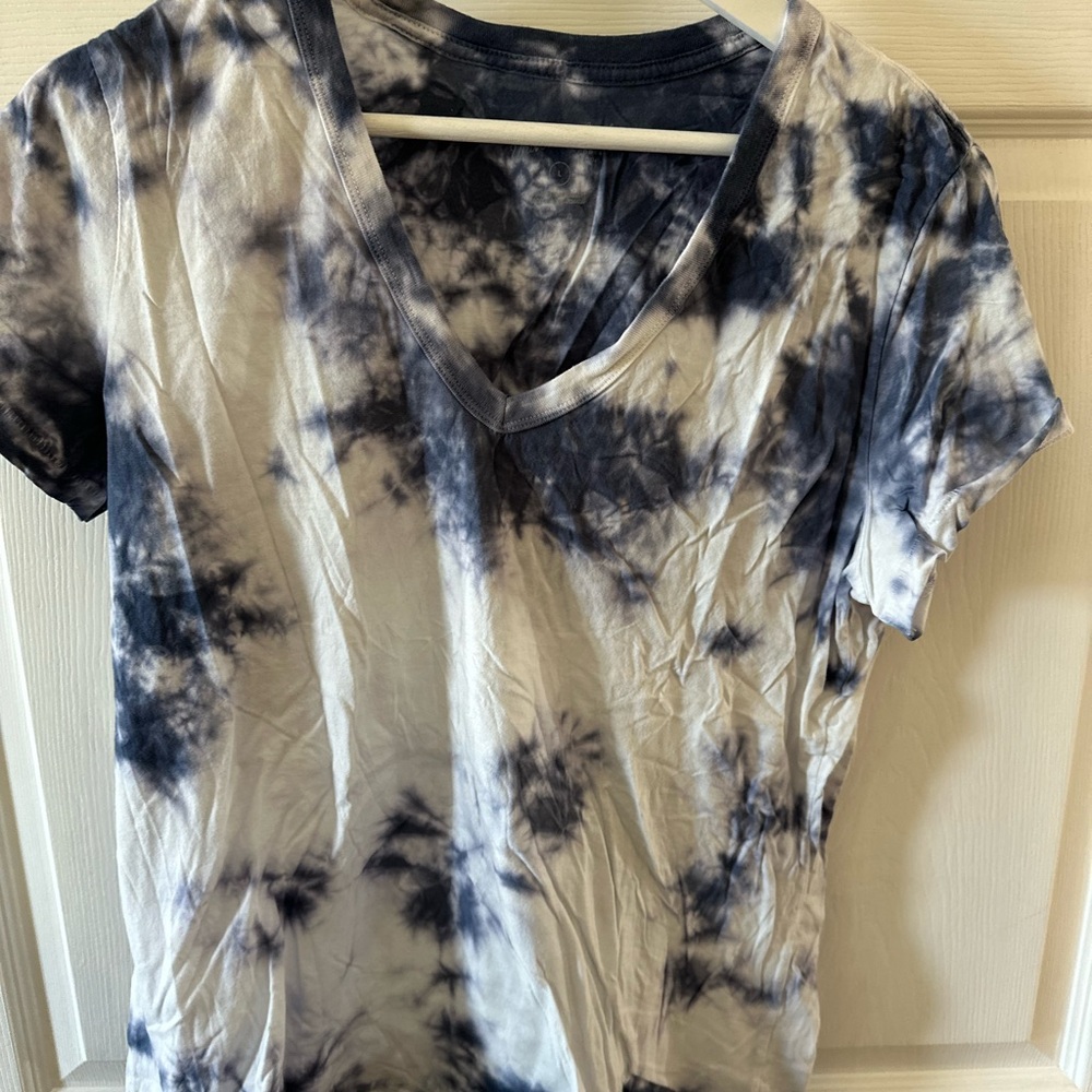 Universal Thread Black and White Tie-Dye V-Neck Tee